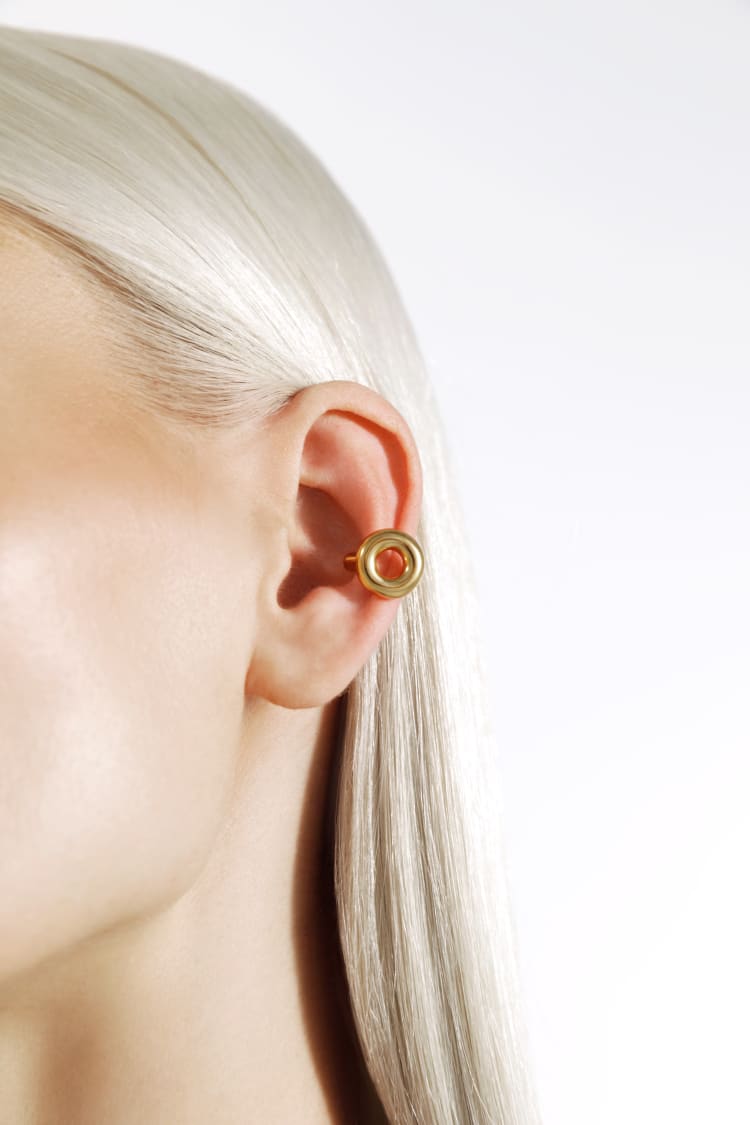 Orecchino ear cuff in oro a forma di ciambella