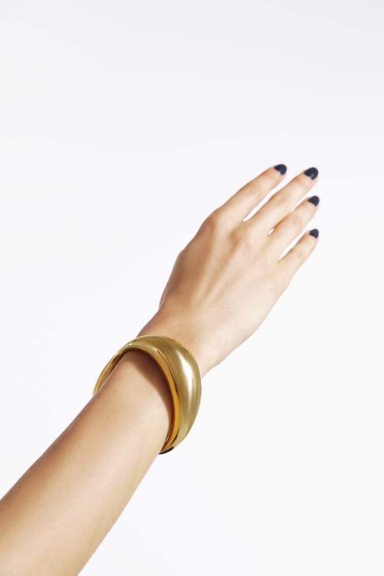 Bracciale rigido chiuso in oro massiccio asimmetrico