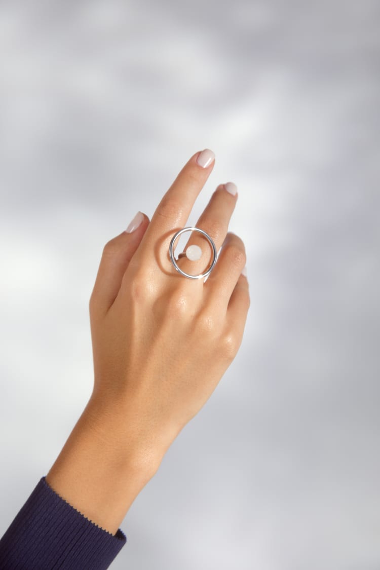 Bague circulaire en argent avec perle