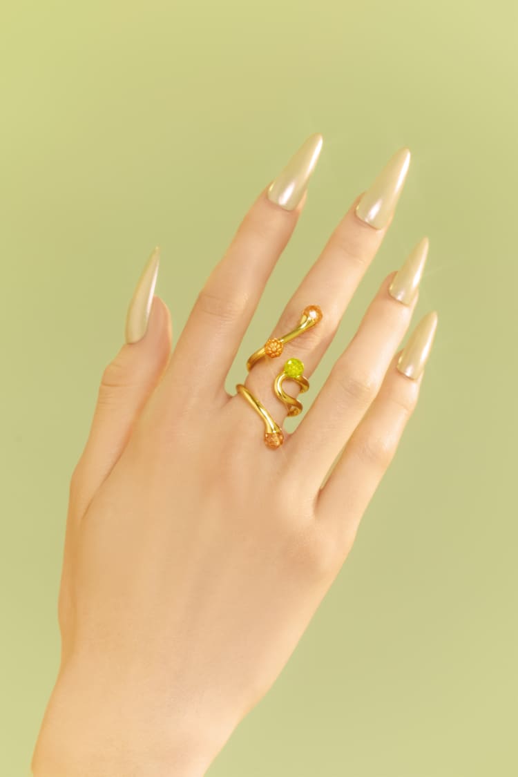 Goldener auffälliger, asymmetrischer Ring mit Opal- und Topas-Kristallen