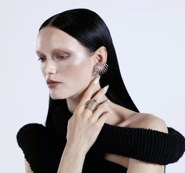 Ear cuff in argento a spirale con sfera