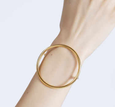 Bracciale rigido in oro con grande cerchio