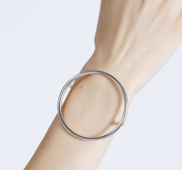 Bracciale rigido in argento con grande cerchio