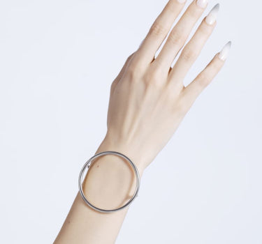 Bracciale rigido in argento con grande cerchio