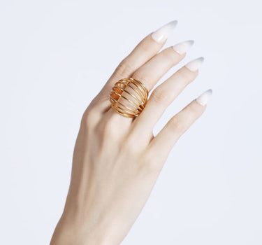 Anello in oro con spirale e sfera