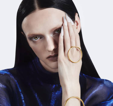 Anello in oro con grande pietra rotonda