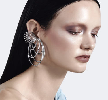 Ear cuff in argento a spirale con sfera