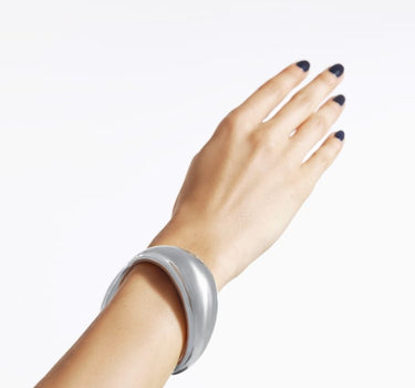 Brazalete rígido cerrado asimétrico de plata gruesa