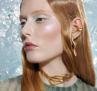 boucles d’oreilles liquides en or qui entourent les oreilles