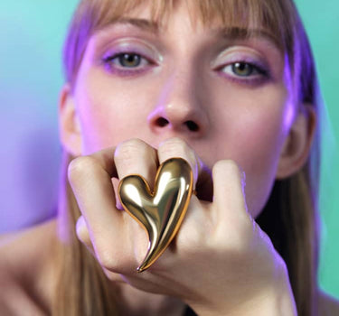 Anillo grande de oro en forma de corazón