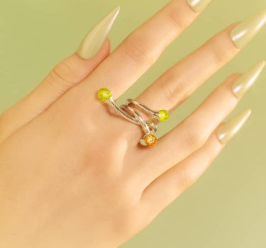 Silberner asymmetrischer Ring mit Topas- und Opal-Kristallen