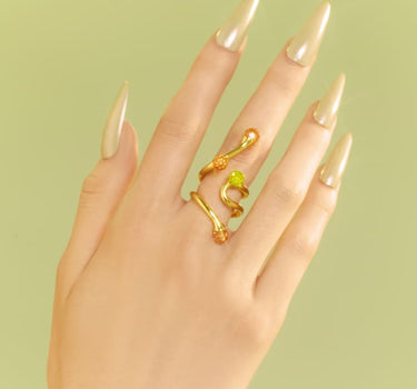 Goldener kühner asymmetrischer Ring mit Opal- und Topas-Kristallen