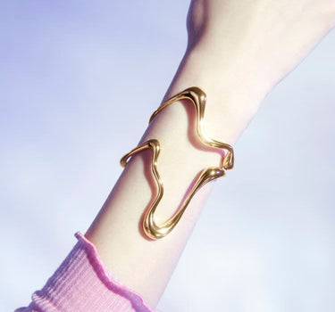 Brazalete grande de oro líquido