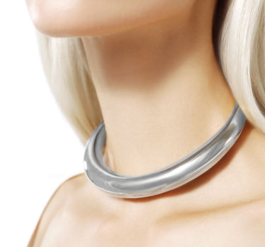 round minimalist choker necklace in silver