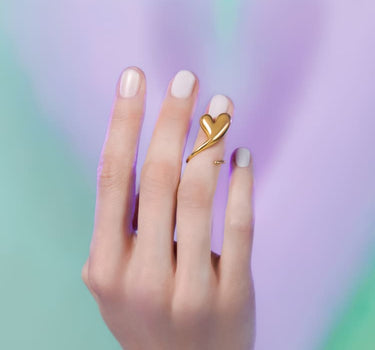 Anillo midi Love de oro con forma de corazón