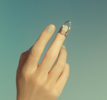 Bague clou en argent sertie de pierre