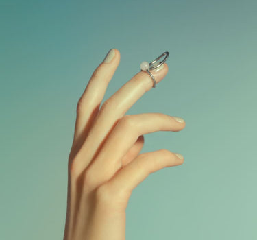 Bague clou en argent sertie de pierre