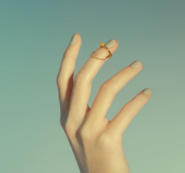 Bague clou en or avec chaîne