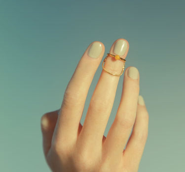 Bague clou en or avec chaîne