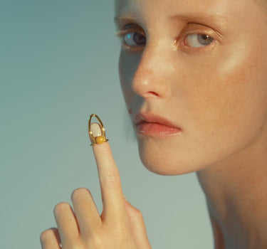 Bague clou en or sertie d’une pierre
