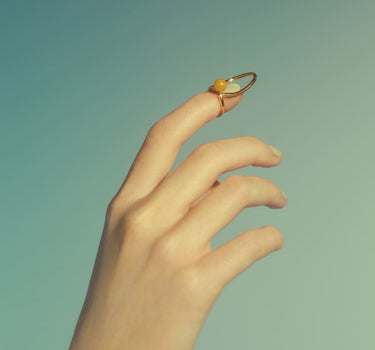 Bague clou en or sertie d’une pierre