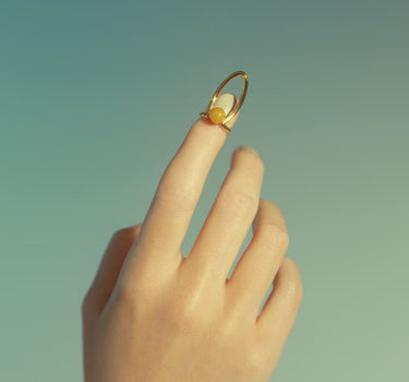 Bague clou en or sertie d’une pierre