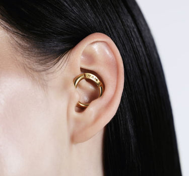 Pendiente de oreja sin perforar en oro con forma de daith