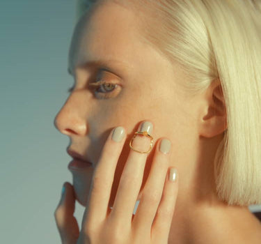 Bague clou en or avec chaîne