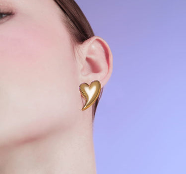 Love heart stud earring in gold