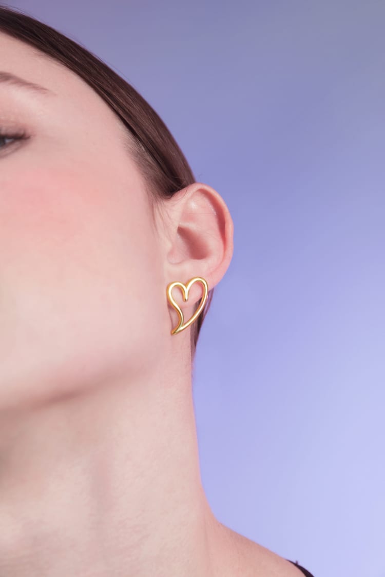 Goldener Ohrstecker in offener Herzform