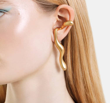 boucles d’oreilles liquides en or qui entourent les oreilles