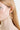 boucles d’oreilles liquides en or qui entourent les oreilles