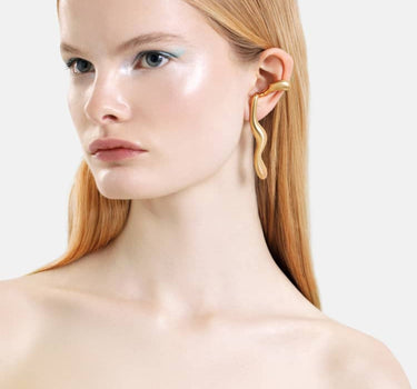 boucles d’oreilles liquides en or qui entourent les oreilles