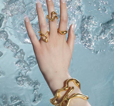 brazalete asimétrico audaz de oro