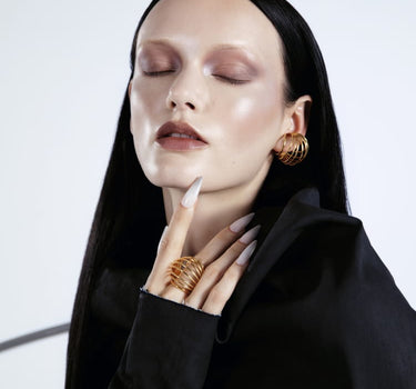 Ear cuff a spirale con sfera in oro