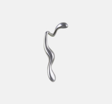 boucles d’oreilles liquides en argent qui entourent les oreilles