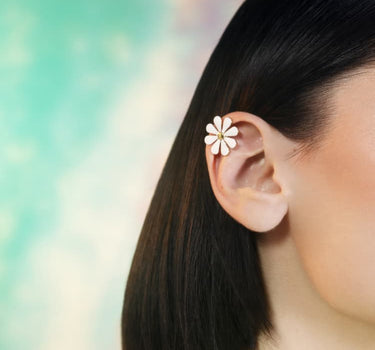 ear cuff flor en blanco y dorado