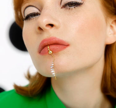 Lip cuff chain with daisy petals 