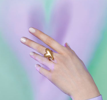 anillo de amor en forma de corazón en oro