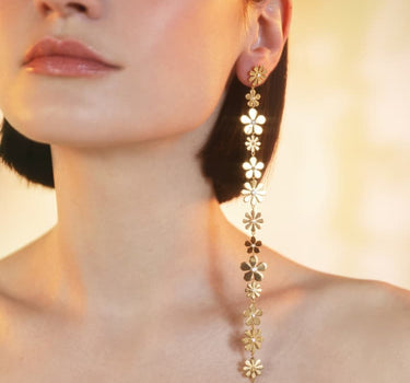 long daisy earring in gold and white