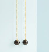 Long earrings in gold with black pearl stone